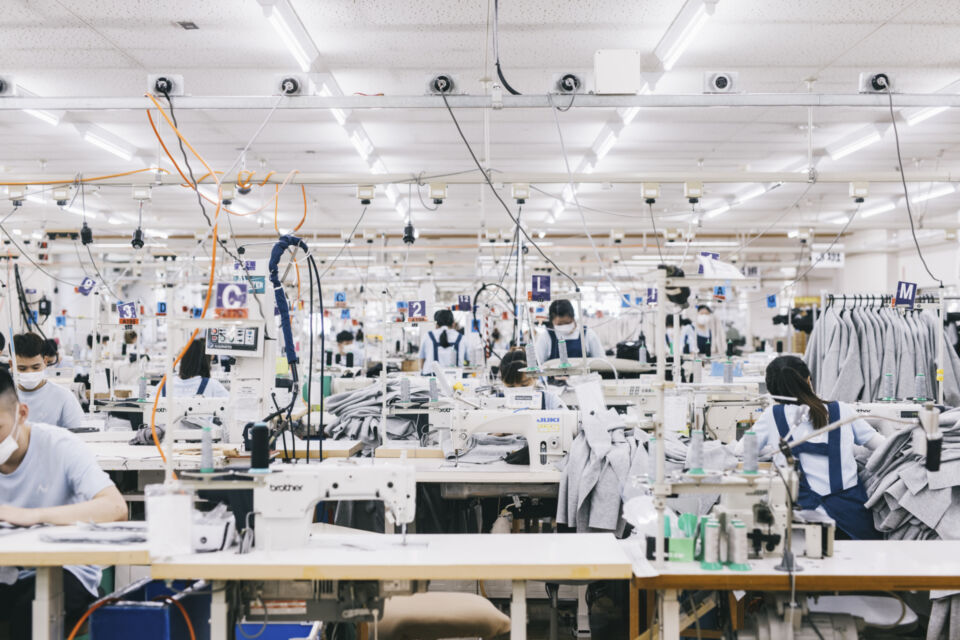 LED照明に切り替え、省エネと快適性を両立するサスティナブル縫製工場の作業風景