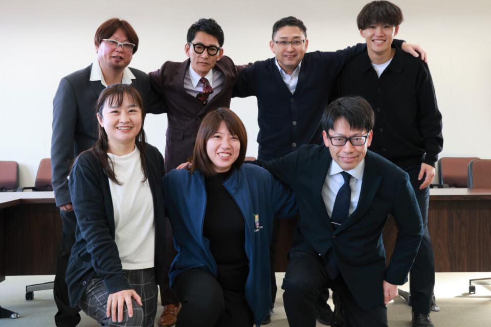 写真上段左より、企画課長（温泉再生PTリーダー） 今西広和さん、企画課 勝野慎太郎さん、企画課 丹羽弘和さん、総務課 角山諒修さん、下段左より、税務課 河合有美さん、産業課 香田真理さん、保険年金課 竹中祐介さん