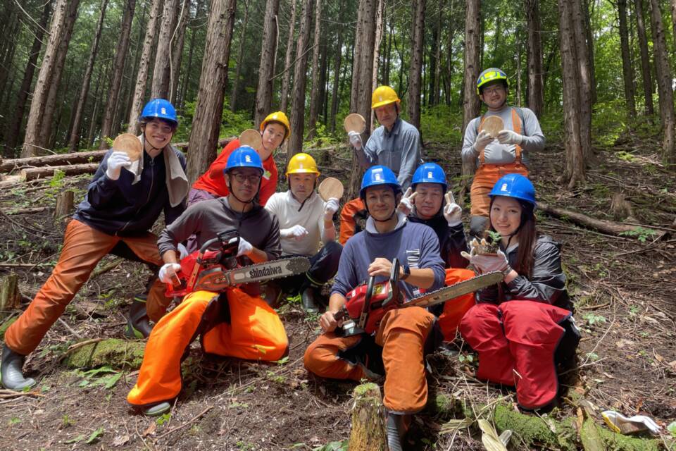 日南町を訪問し、森の中で伐採体験をした寄附企業（広島建設株式会社・千葉県）の社員の皆さん