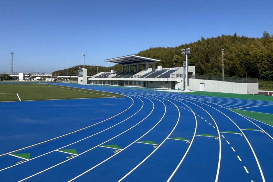 美浜町運動公園陸上競技場のトラックは、全天候型フルウレタン舗装されている