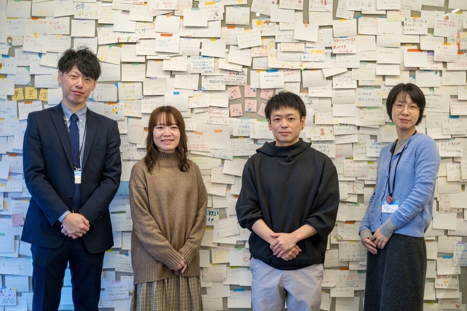 市長公室ふるさと応援推進課主査の増馬武彦さん、roots相談員の岡部萌香さん、root相談員の高見亮摩さん、市長公室政策企画課主任の篠原佳奈さん