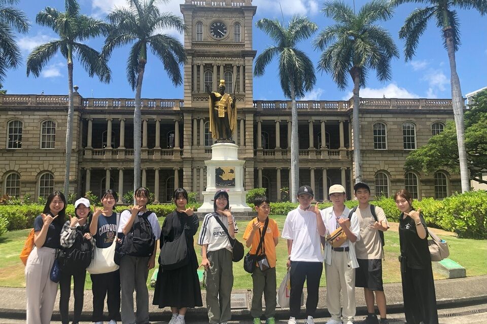 ハワイ研修で訪れるオアフ島のカメハメハ大王像見学