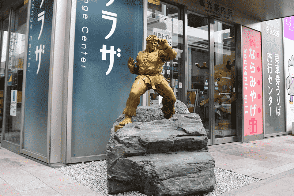 かしはらナビプラザ前に設置されたストリートファイターのキャラクター「リュウ」の銅像