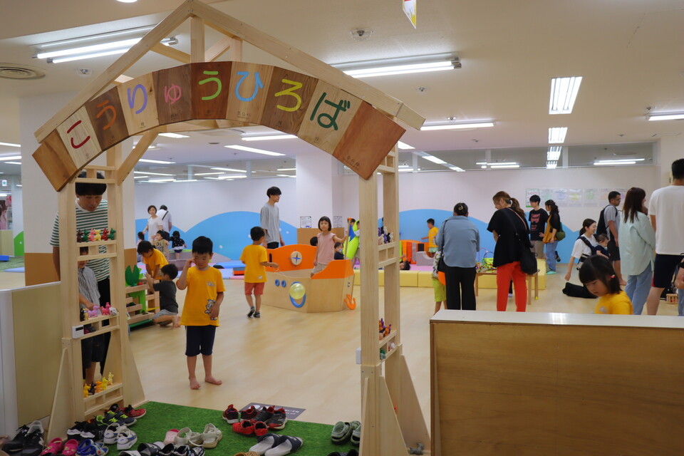 大船渡市こども家庭センターで遊ぶ親子