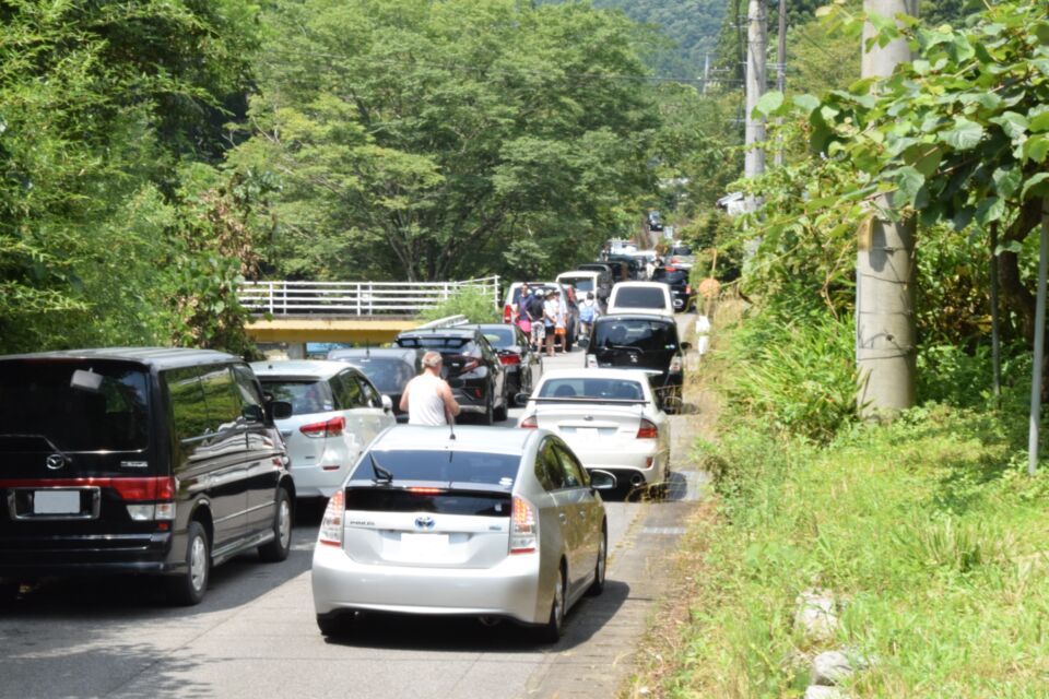 違法駐車があふれ、緊急車両も通れなくなってしまった県道