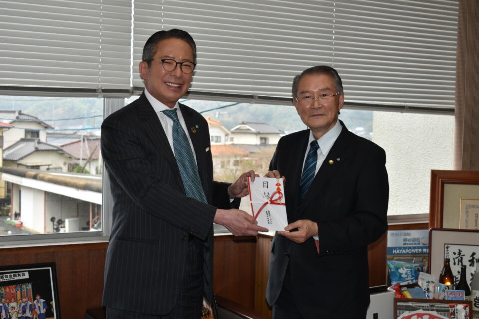 2025年の寄付目録贈呈式　左：大森敏雄社長　右：竹崎一成町長