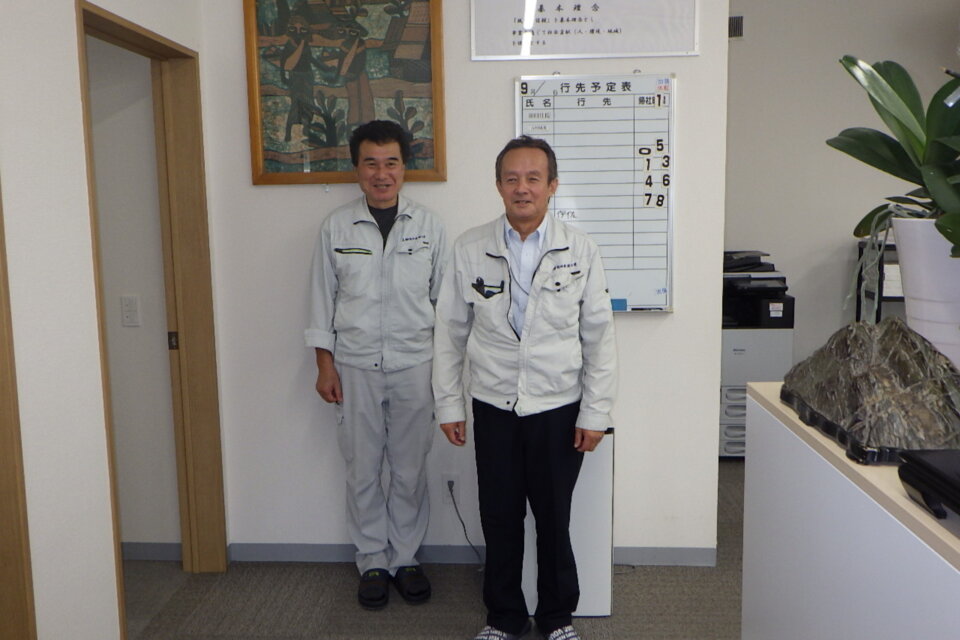 左:今回、お話を伺った松本（左）と営業の本多さん