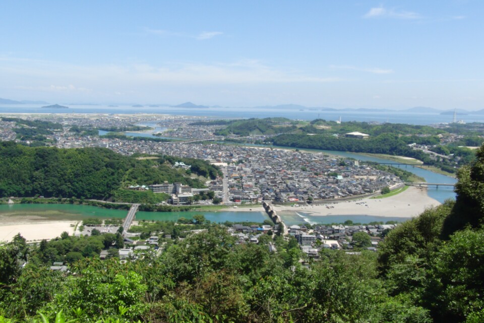 岩国のまち並みと錦帯橋