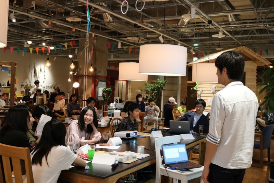 設定されたテーマについて話し合う対話イベント「ニラサキ通トーク」