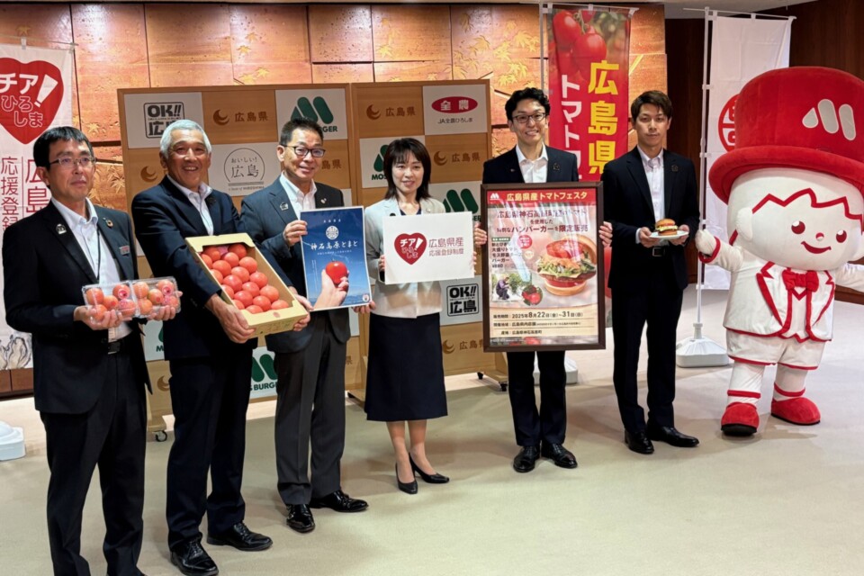 「神石高原まる豊とまと」を使用したバーガー発売報告のため、関係者が広島県副知事を表敬訪問（令和7年8月19日）