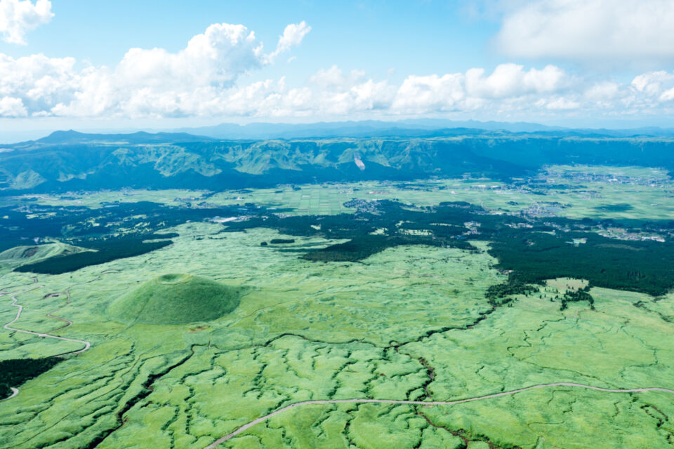 世界最大級のカルデラに広がる阿蘇の草原