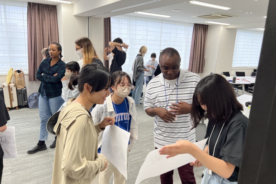 河内グローバル体感キャンプで交流する様子