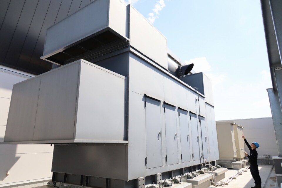 発電機をチェックする株式会社ニシテックの社員