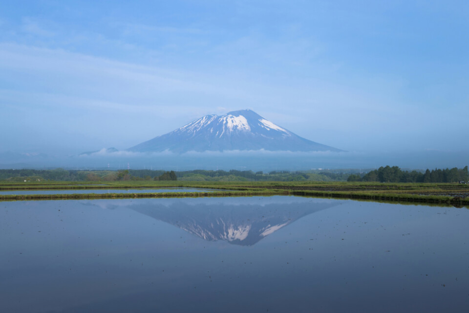 水鏡に映る岩手山。四季のうつろいが彩る、北東北ならではの風景美。
