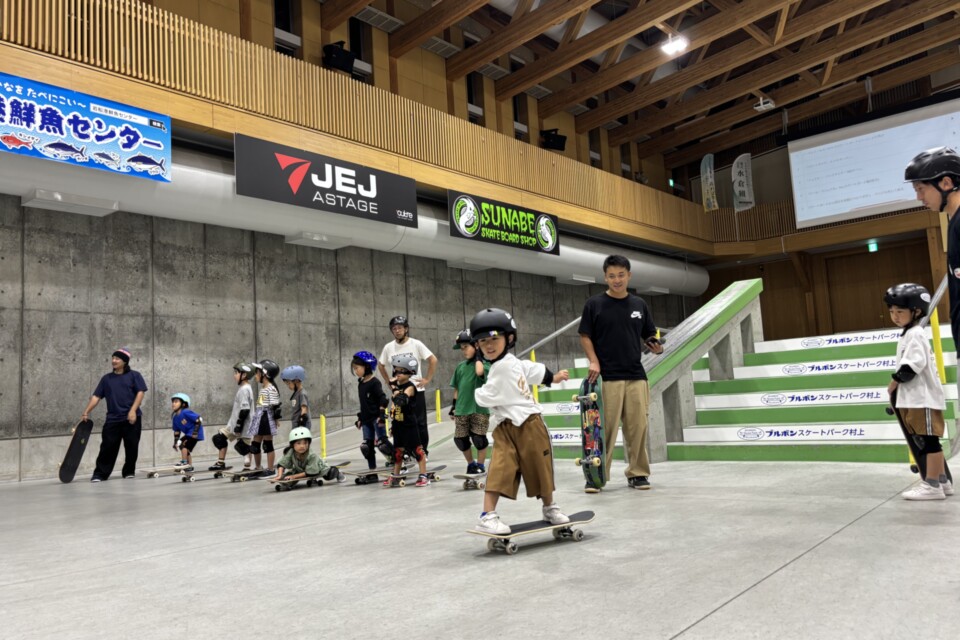 初心者体験教室でスケートボードにふれる子どもたち