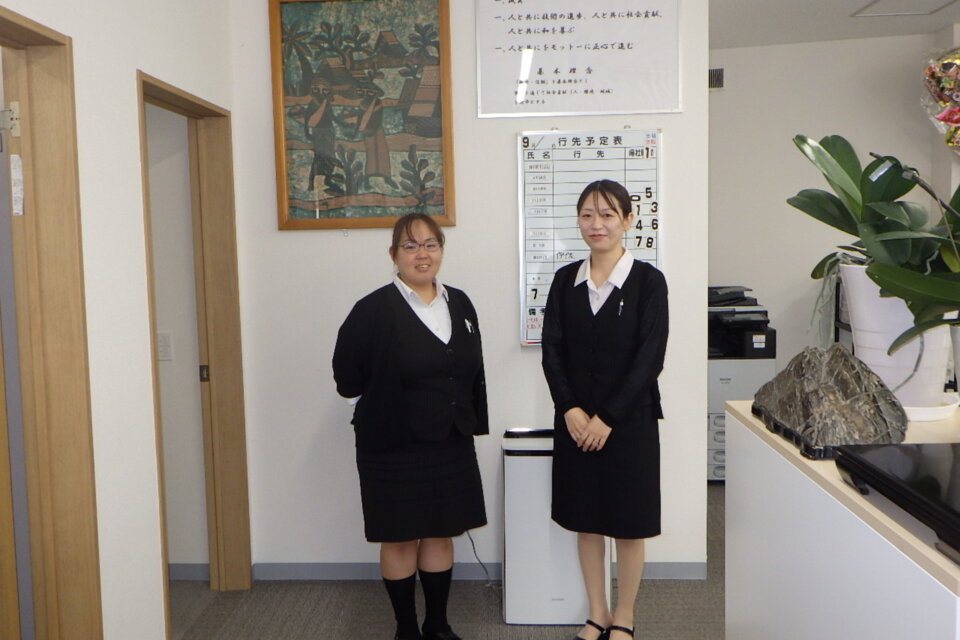 子育てと仕事を両立している女性社員。経理の岩田さん（左）と総務の濱﨑さん（右）