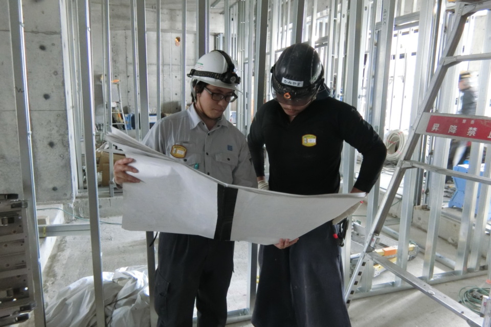 現場で作業する株式会社ローヤルエンジニアリングの社員