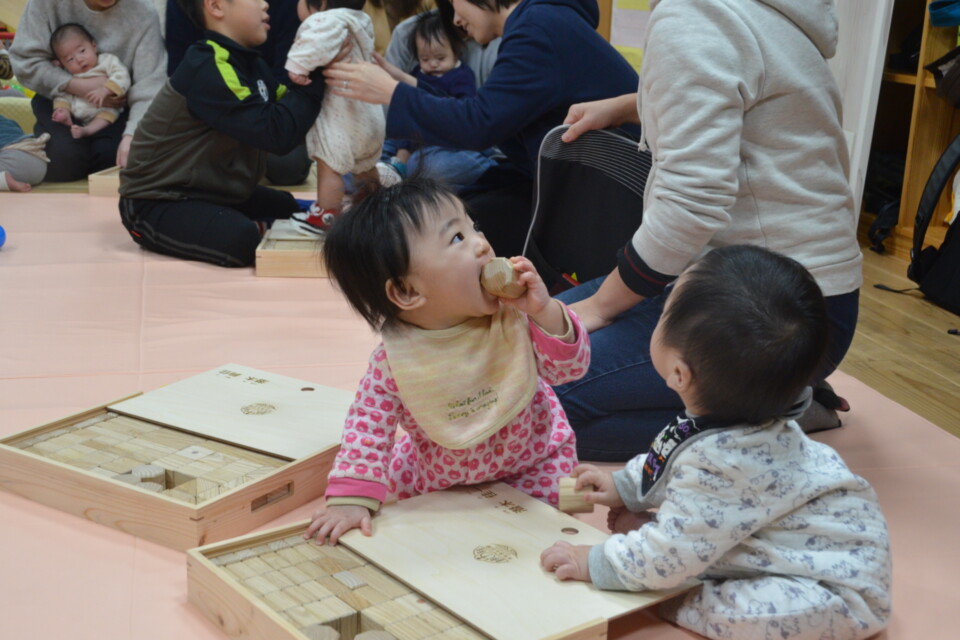 町内で生まれた子どもに、町内産材の積み木に名前を入れて贈る『ウッドスタート事業』