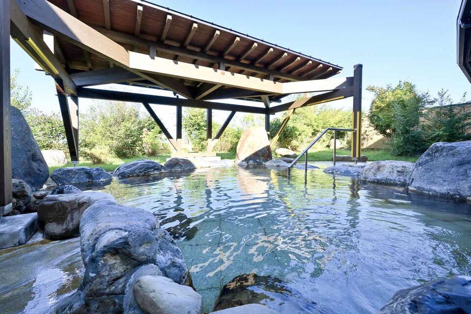 キャンプ場の目の前にある「ゆのまえ温泉 湯楽里」の露天風呂