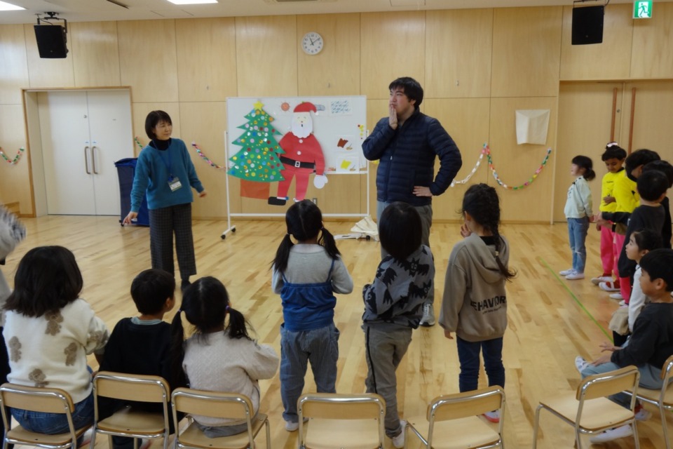 ALTとともに外国語にふれる園児たち