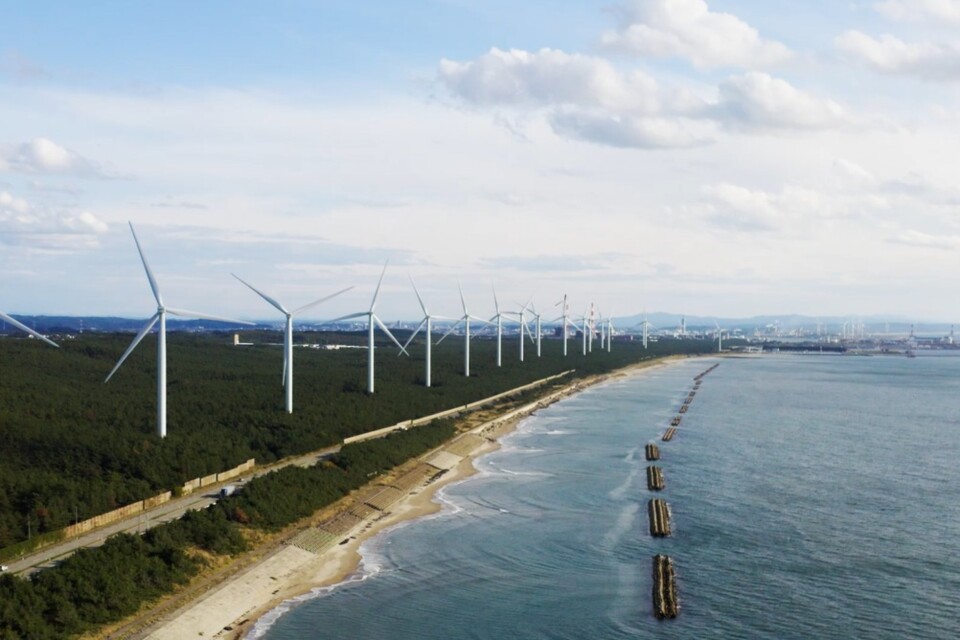 日本海から吹く強い風を生かした陸上風力発電も盛ん