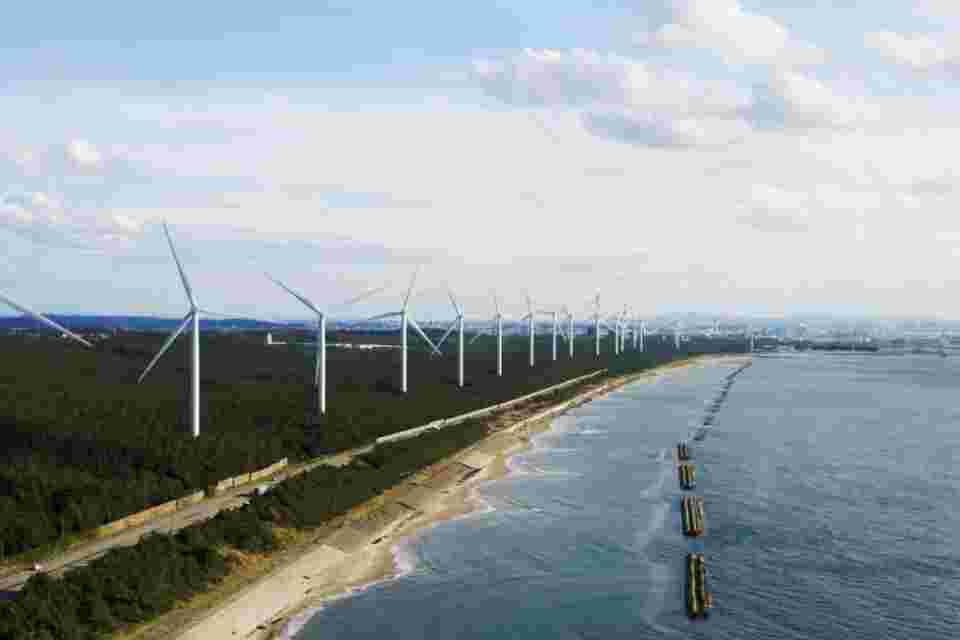 日本海から吹く強い風を生かした陸上風力発電も盛ん