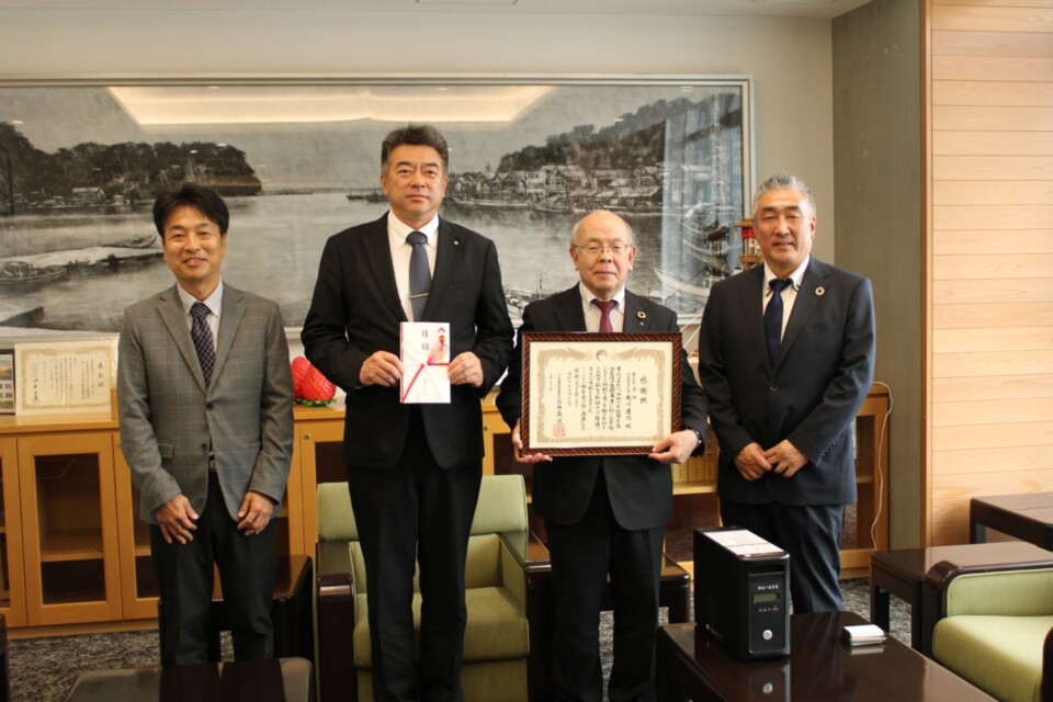企業版ふるさと納税による支援を行った金沢市の株式会社白山に感謝状が贈呈された