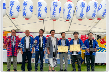 北海道余市町より、「北海ソーラン祭り／花火大会」への寄付に対する感謝状と公益貢献賞を授与された。