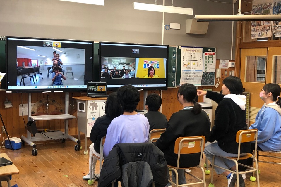 海外の生徒とオンラインで交流をする生徒たち