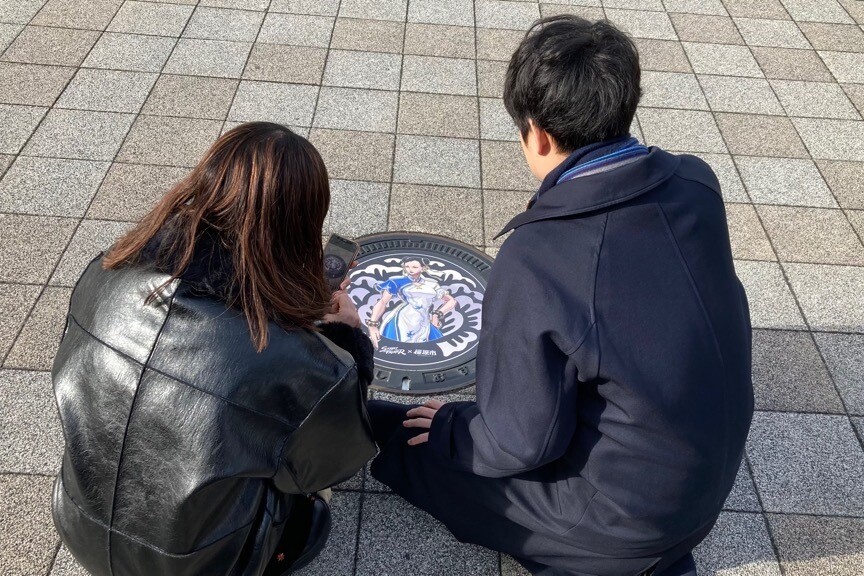 大和八木駅周辺にある「春麗」が描かれたマンホール