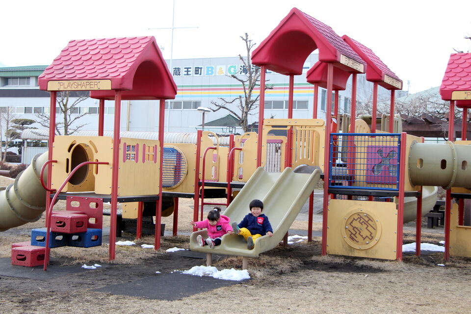 滑り台やトンネルなどがある町唯一のコンビネーション遊具