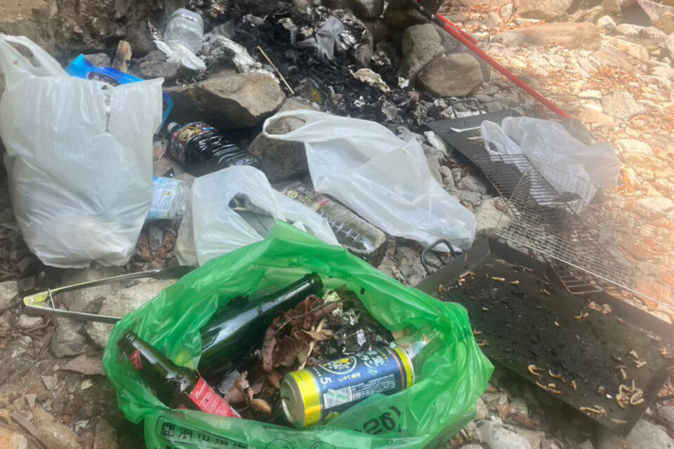 川沿いで回収されたゴミの数々