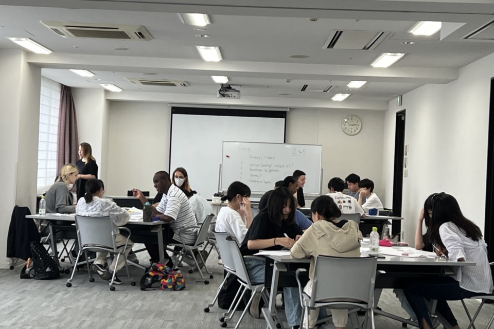 河内グローバル体感キャンプで学ぶ中学生たち