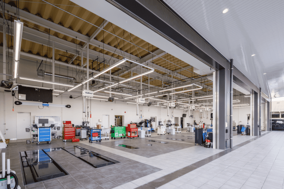 店舗に併設された整備工場