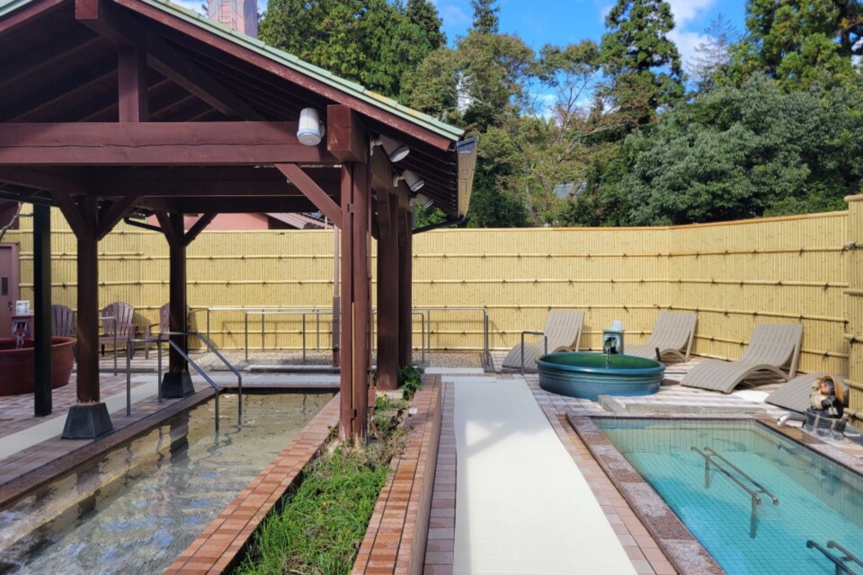 寝転びベッドと休憩チェアを設置した新館の露天風呂「やすらぎの湯」