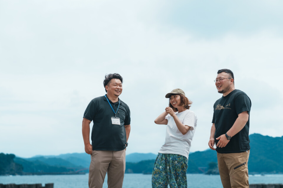 海の再生に向け、現場で力を合わせる羽根俊介さん（左）とこの事業のメンバー