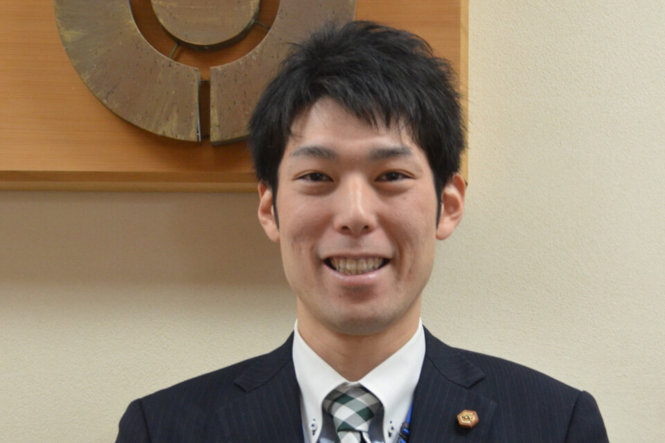 日南町役場総務課財務室主任の川上知也さん