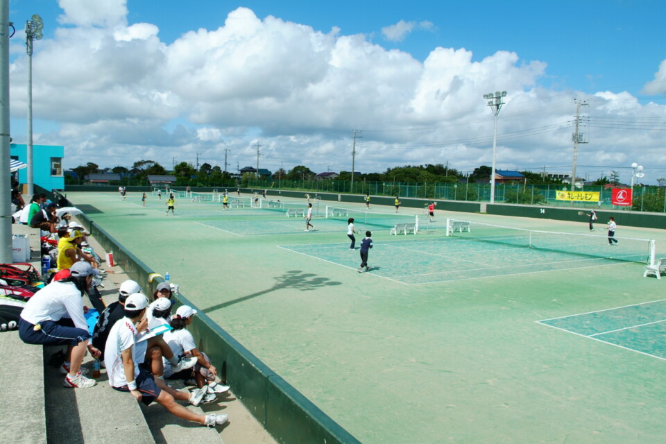 大会の様子。町内のコートはほとんどがオムニコート