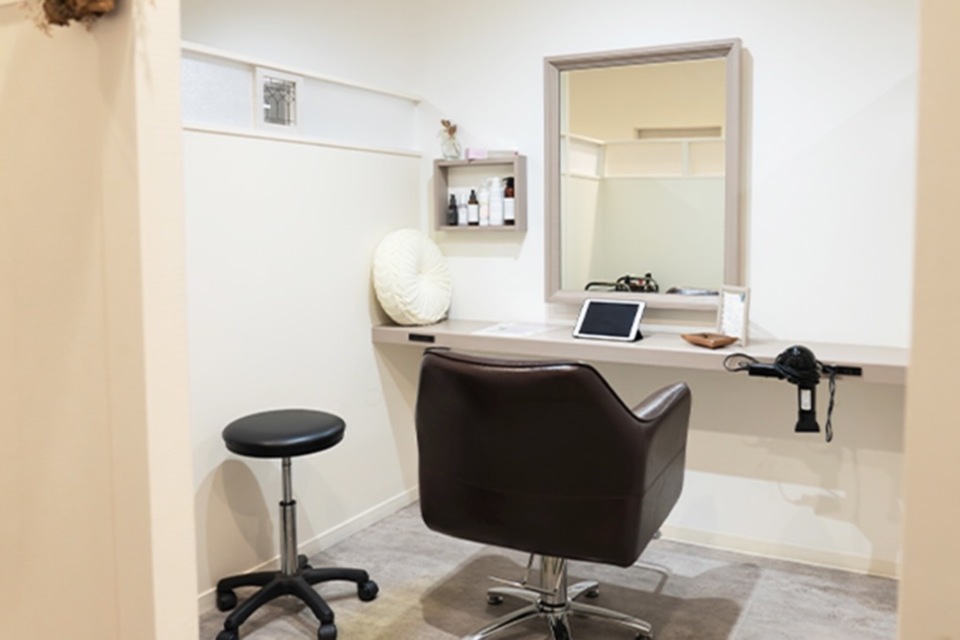 サロンは半個室で、プライベート感を大切にしながらもリラックスできる空間に。