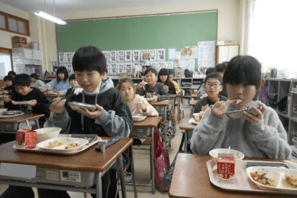 こども園・小中学校の給食費無償化に！