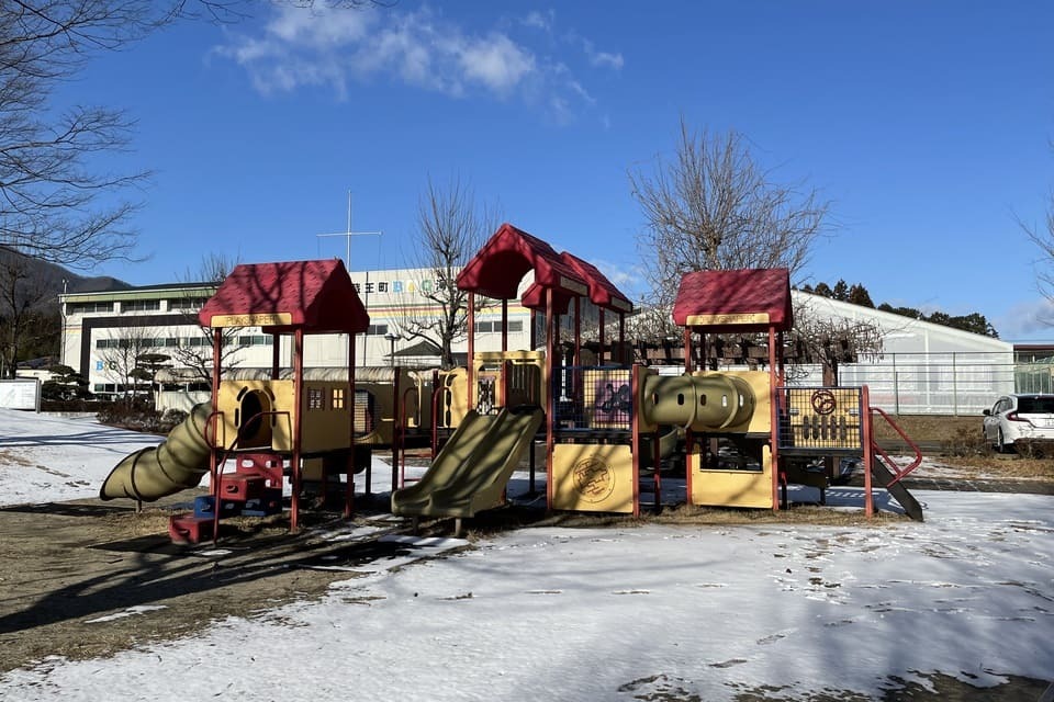 子供たちが遊べる公園、遊具の整備を進めます。